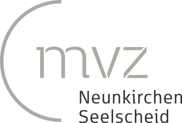 Logo der HV Plus eG. Oben ist ein grüner Bogen zu erkennen. Die dünnere Spitze des Bogens befindet sich links und zeigt von oben auf den Schriftzug HV. Rechts von dem HV Schriftzug steht kleiner ein plus. die rechte breitere Seite des Bogens zeigt auf den Plus-Schriftzug. Unten drunter steht Hausärztliche Genossenschaft.